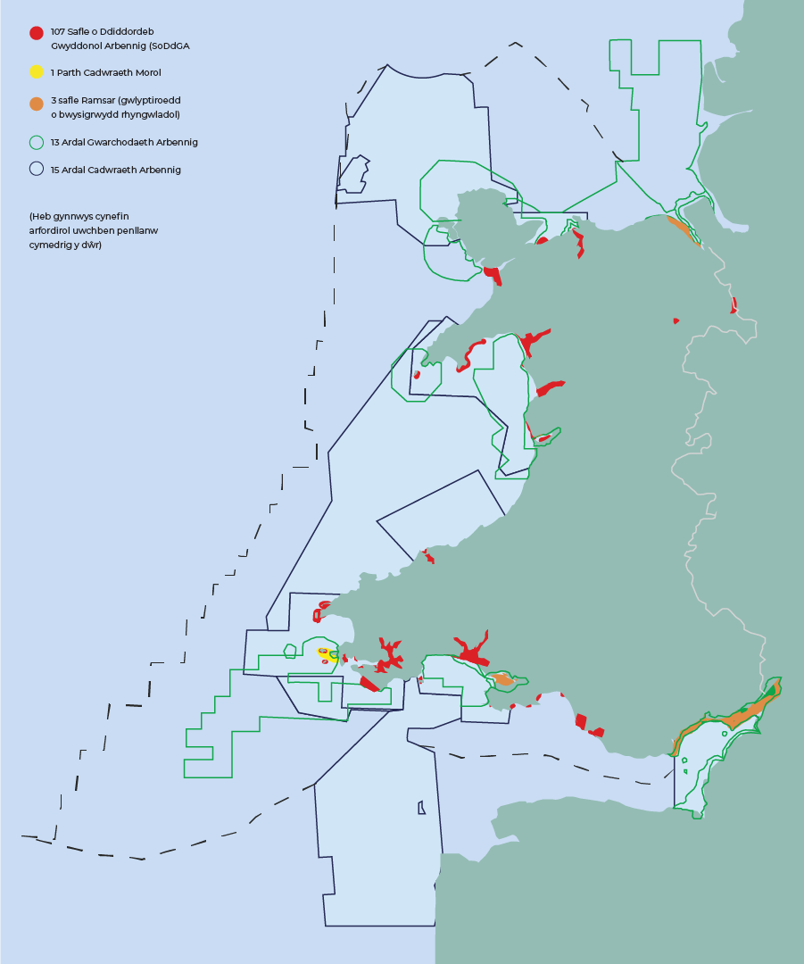 Map yn dangos safleoedd cadwraeth morol ac arfordirol dynodedig o amgylch Cymru, gan gynnwys SoDdGAau, safleoedd Ramsar, Ardaloedd Gwarchodaeth Arbennig ac Ardaloedd Cadwraeth Arbennig.